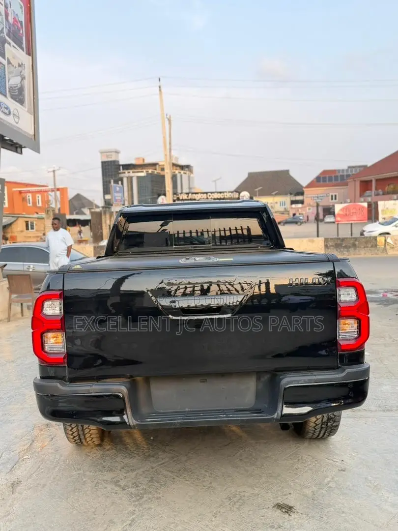 Toyota Hilux 2021 Black