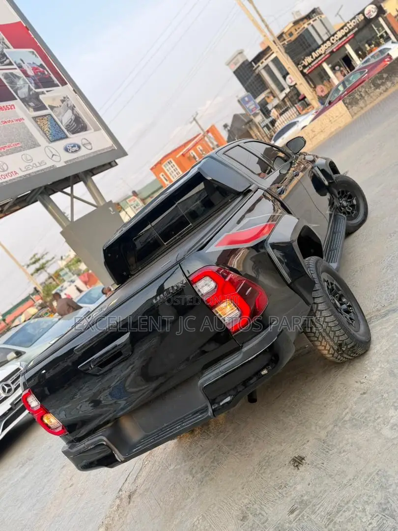 Toyota Hilux 2021 Black
