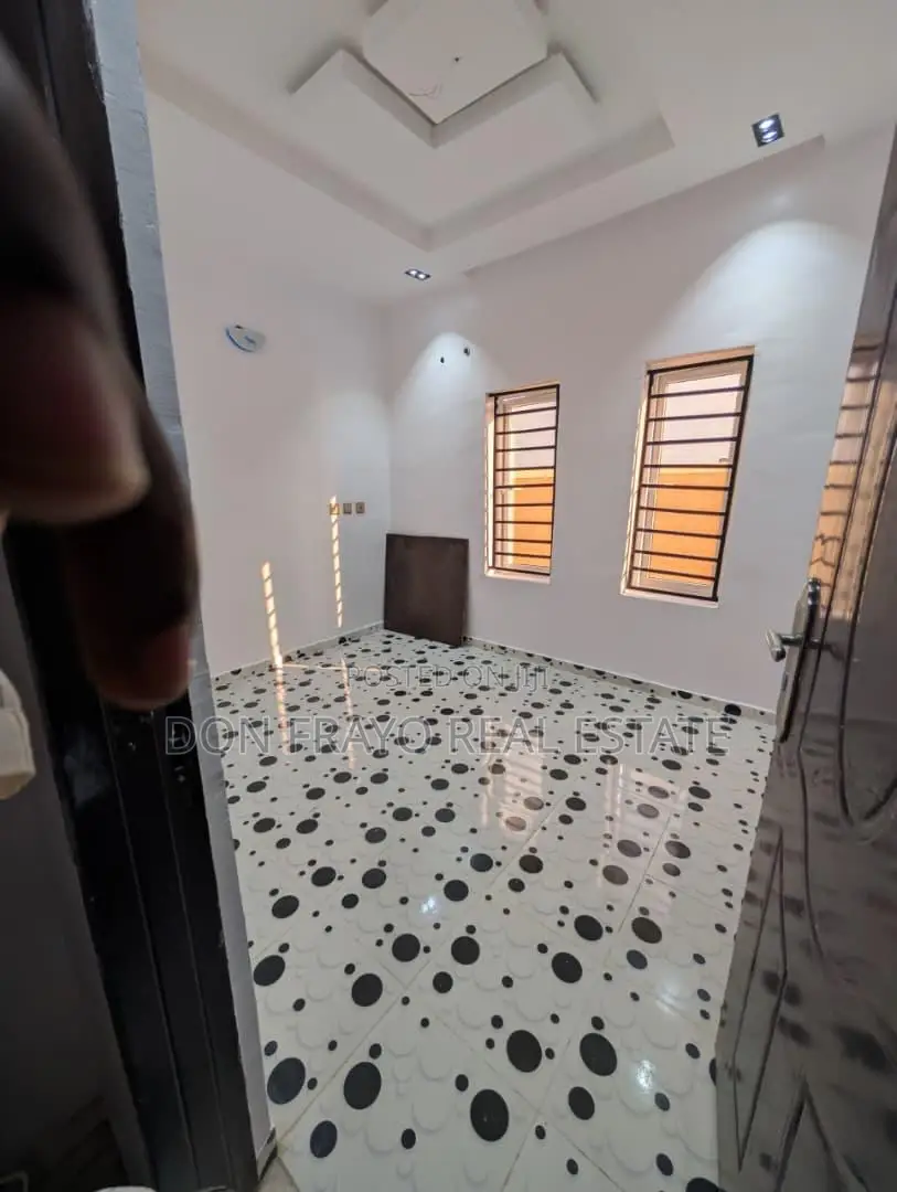 3bdrm Bungalow in Eleyele/Ologuneru Rd for sale
