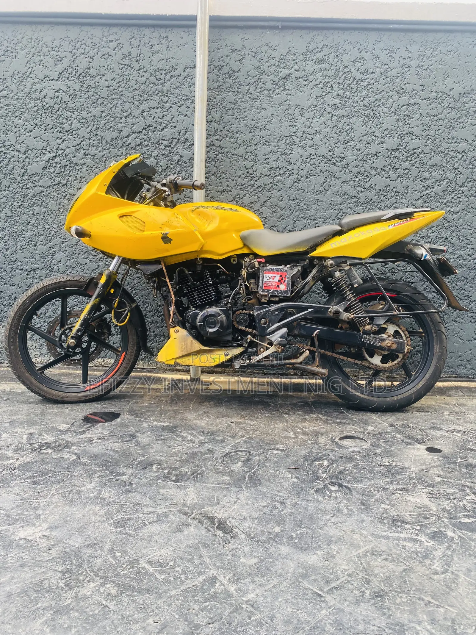 Bajaj Pulsar 220 F 2021 Yellow