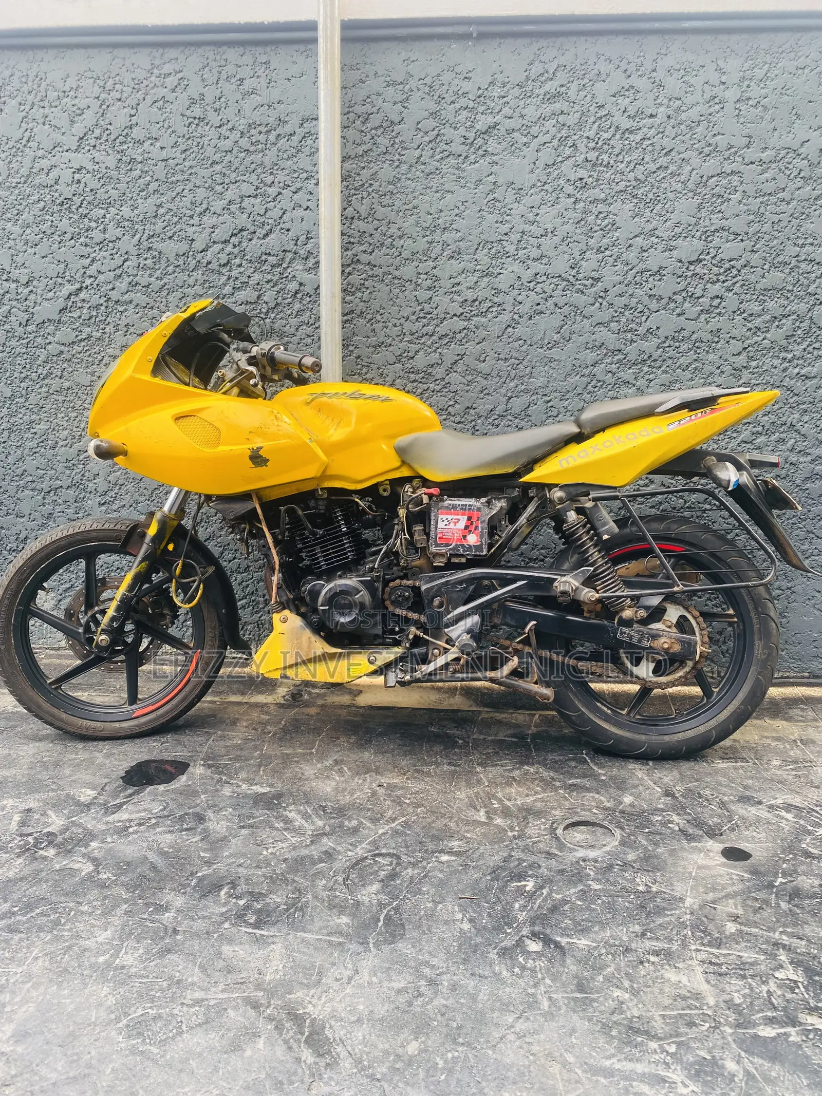 Bajaj Pulsar 220 F 2021 Yellow