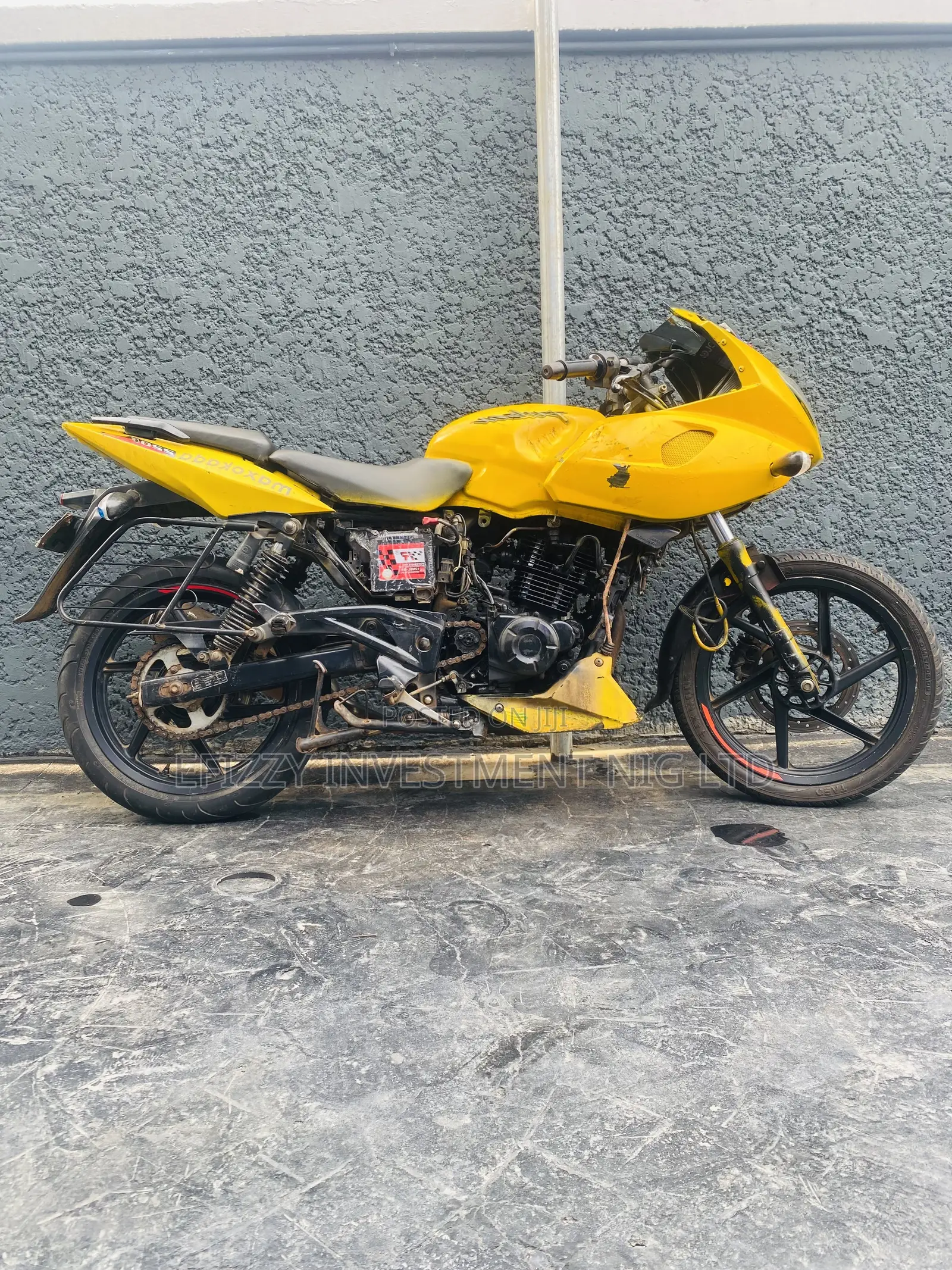 Bajaj Pulsar 220 F 2021 Yellow