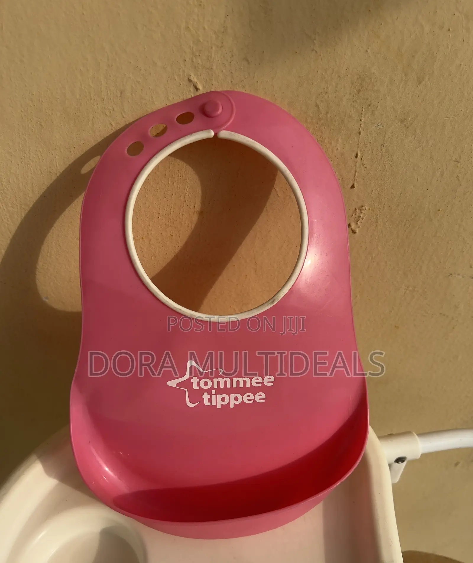 Tommee Tippee Essentials Comfi Bib, Designed for Babies and Toddlers