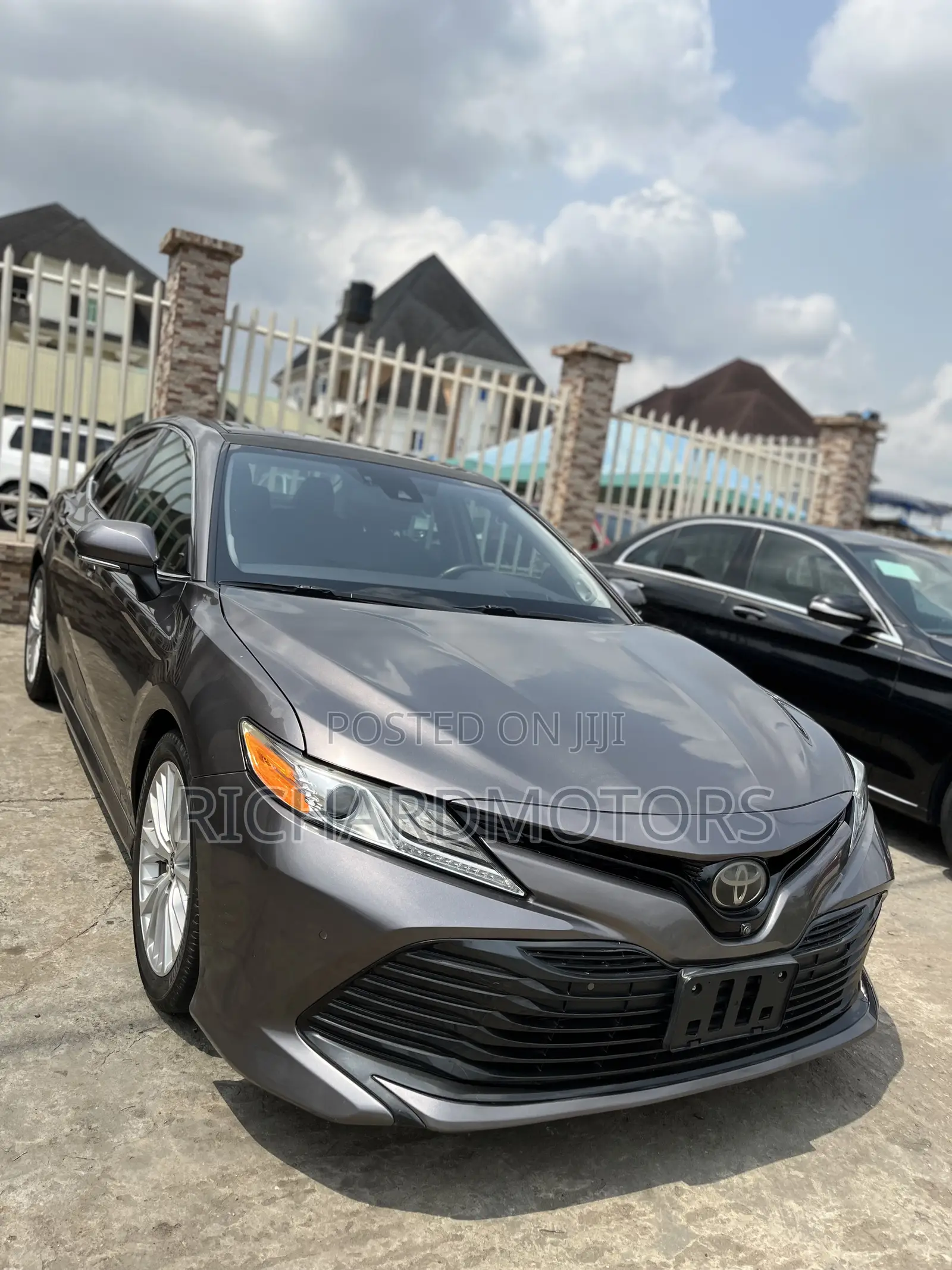 Toyota Camry XLE V6 (3.5L V6 8A) 2019 Brown
