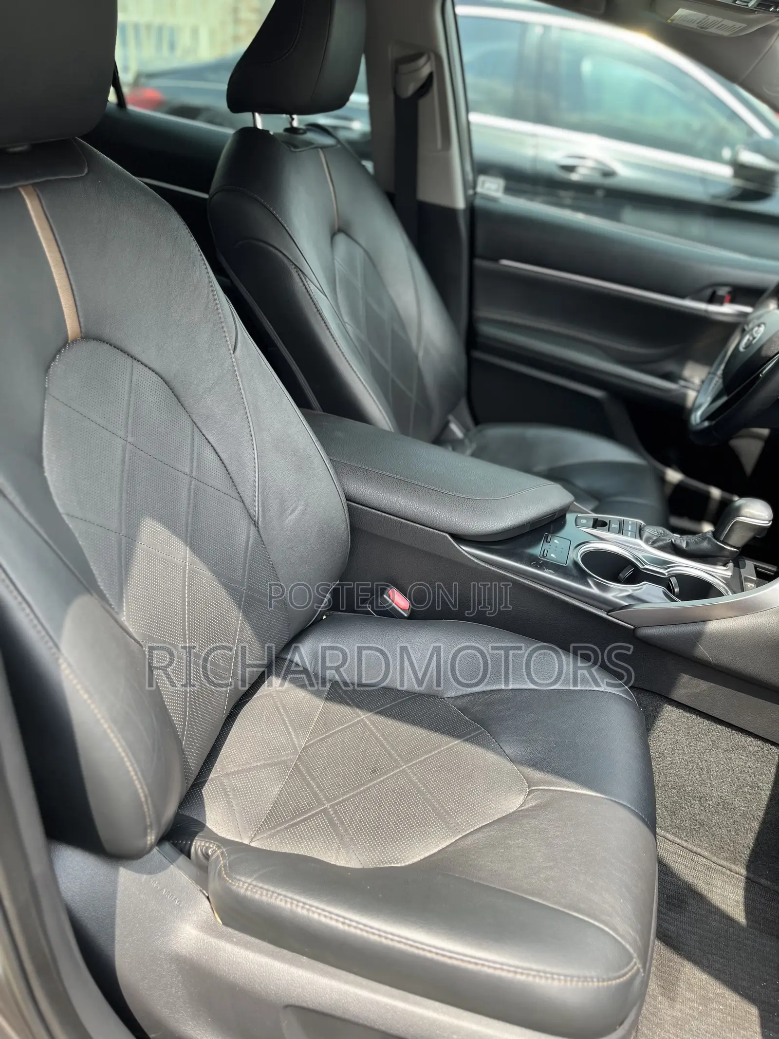 Toyota Camry XLE V6 (3.5L V6 8A) 2019 Brown