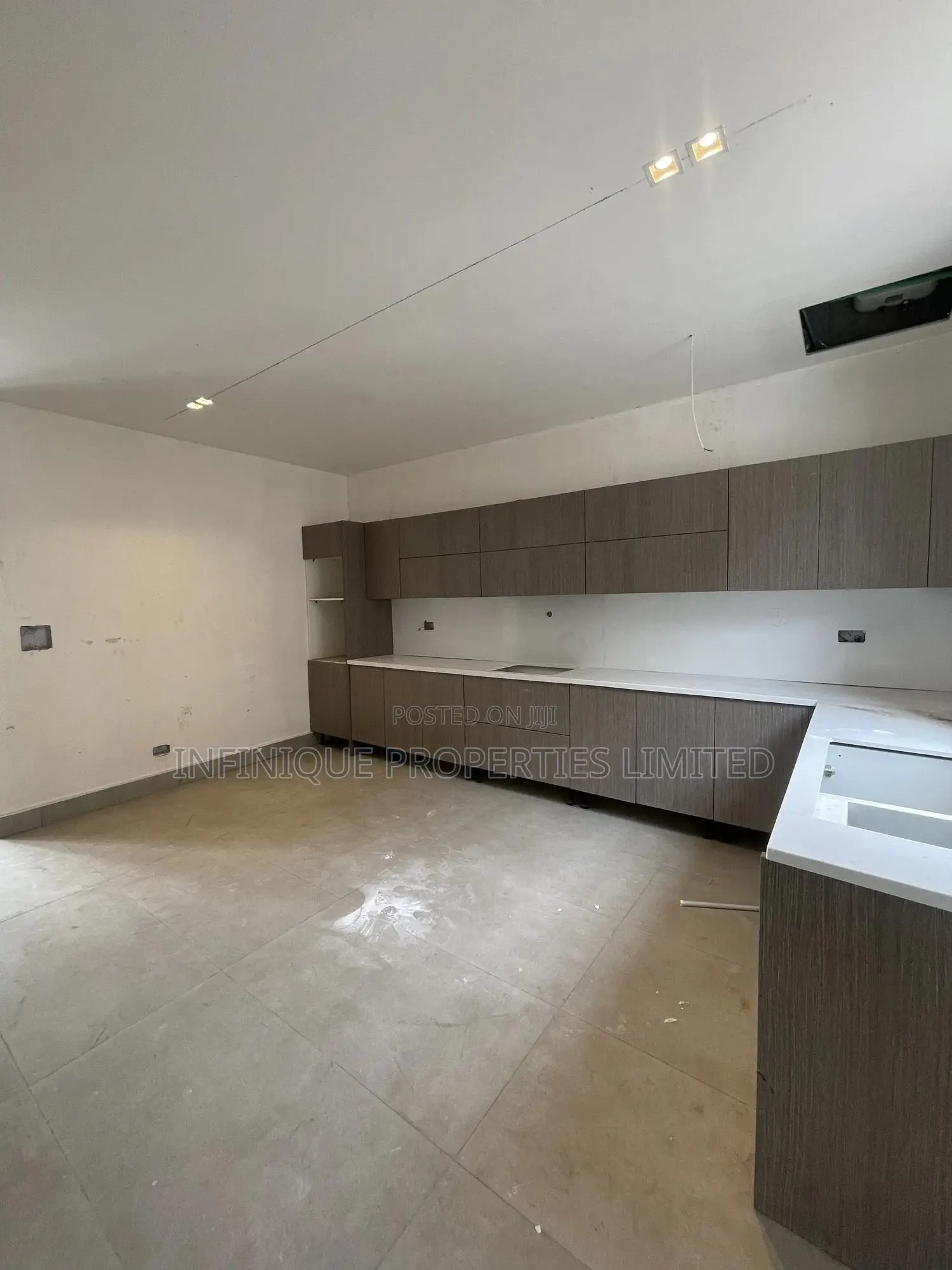 4bdrm Maisonette in Lekki Phase 1 for sale