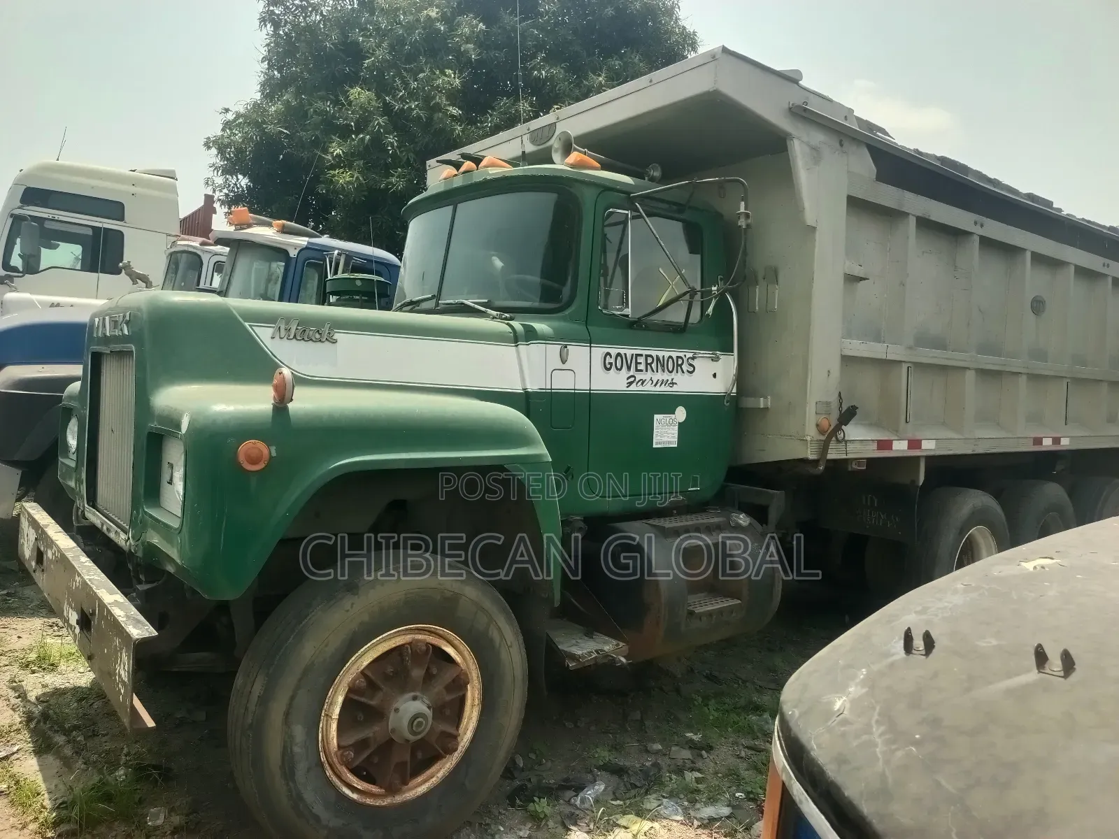 Mack R Model Tipper With 10 Tyres,