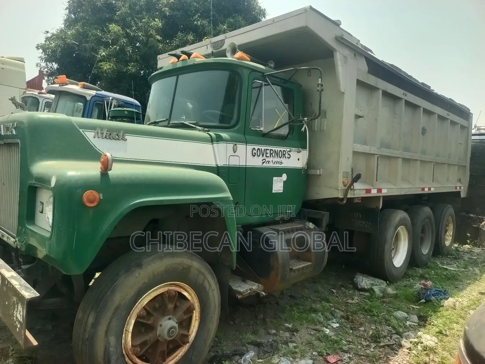 Mack R Model Tipper With 10 Tyres,