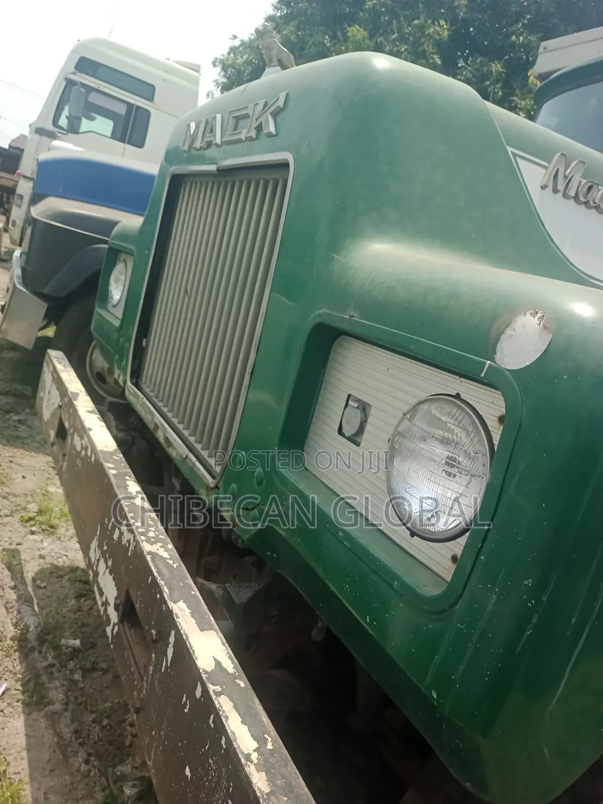 Mack R Model Tipper With 10 Tyres,