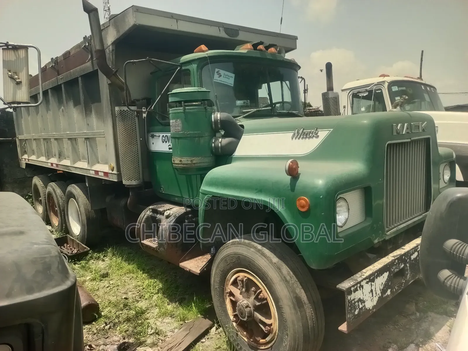 Mack R Model Tipper With 10 Tyres,