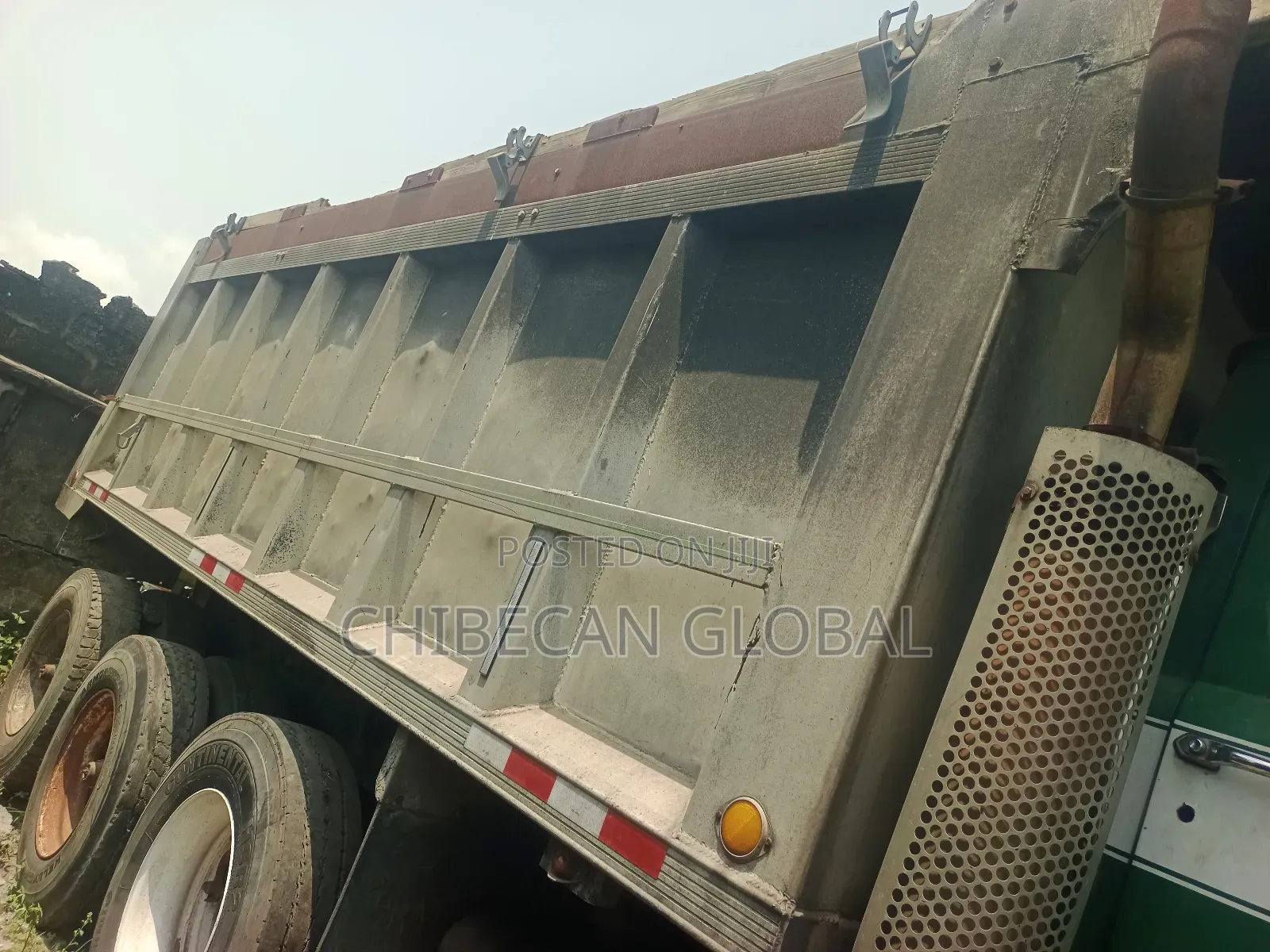 Mack R Model Tipper With 10 Tyres,