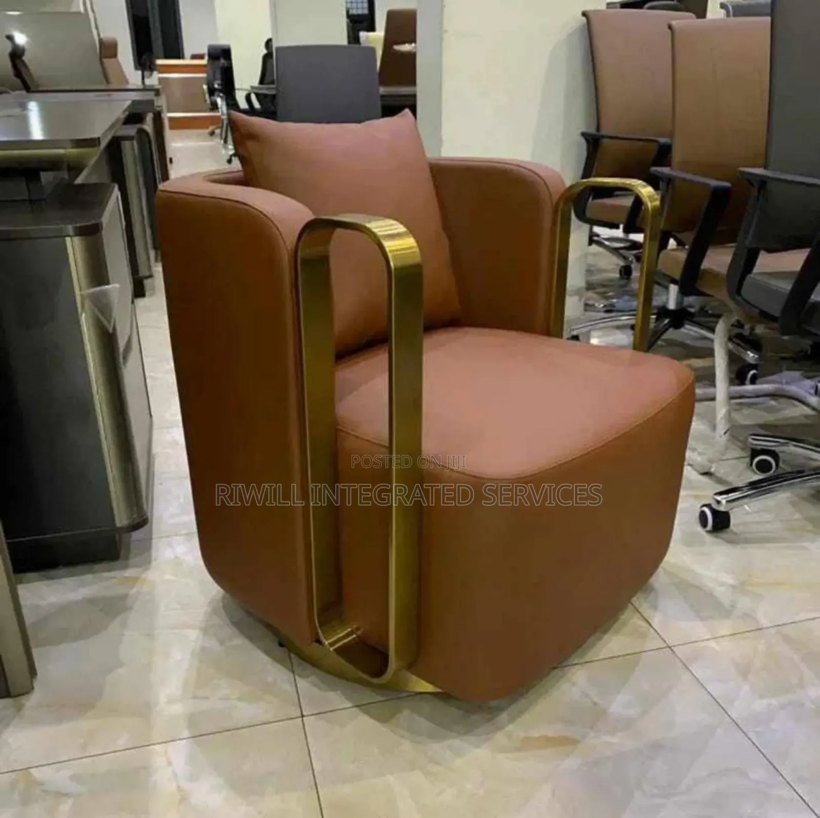 Swivel Arm Sofa for Big Boy