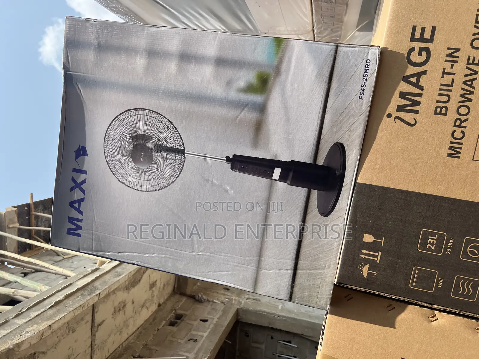 {}Maxi Rechargeable Fan 18 Inches