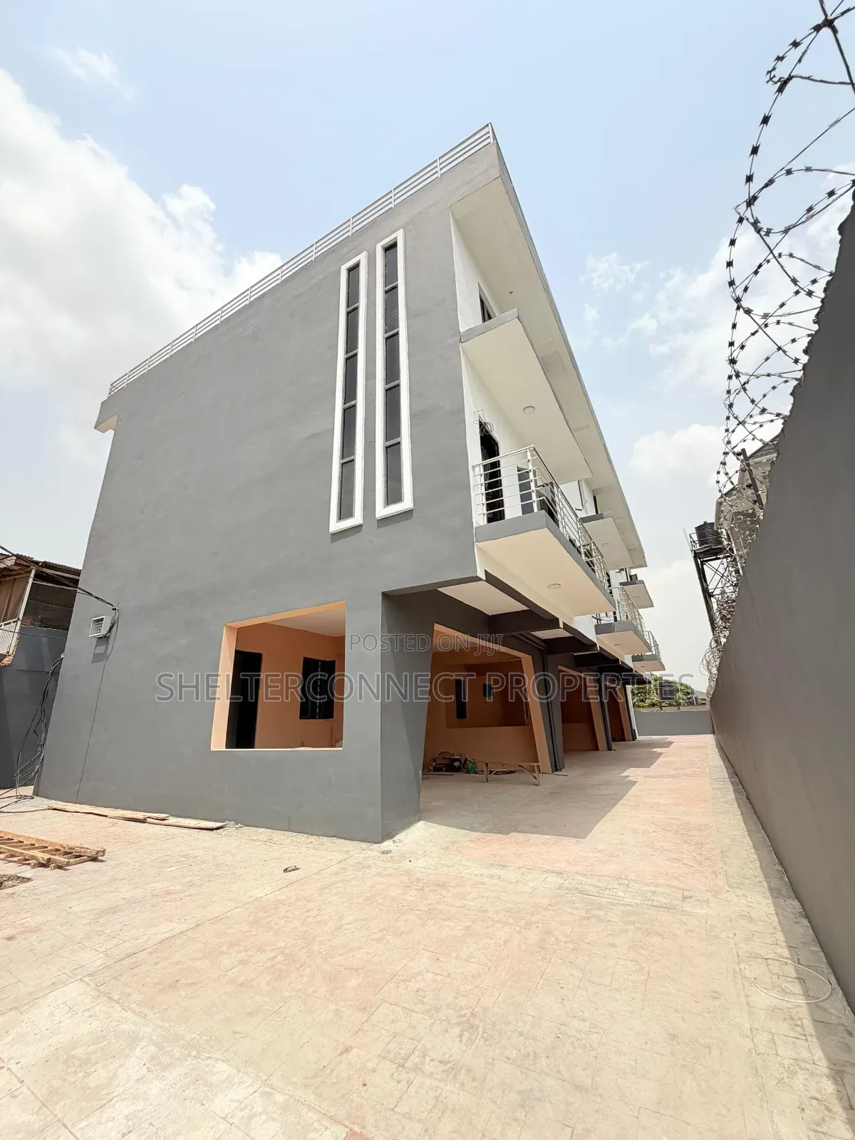 4bdrm Duplex in Anthony Village for sale