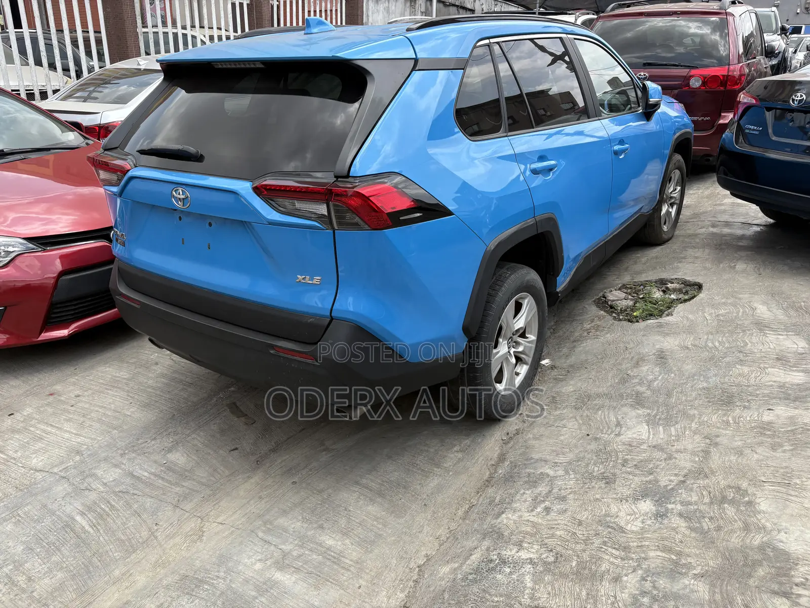 Toyota RAV4 XLE AWD 2019 Blue