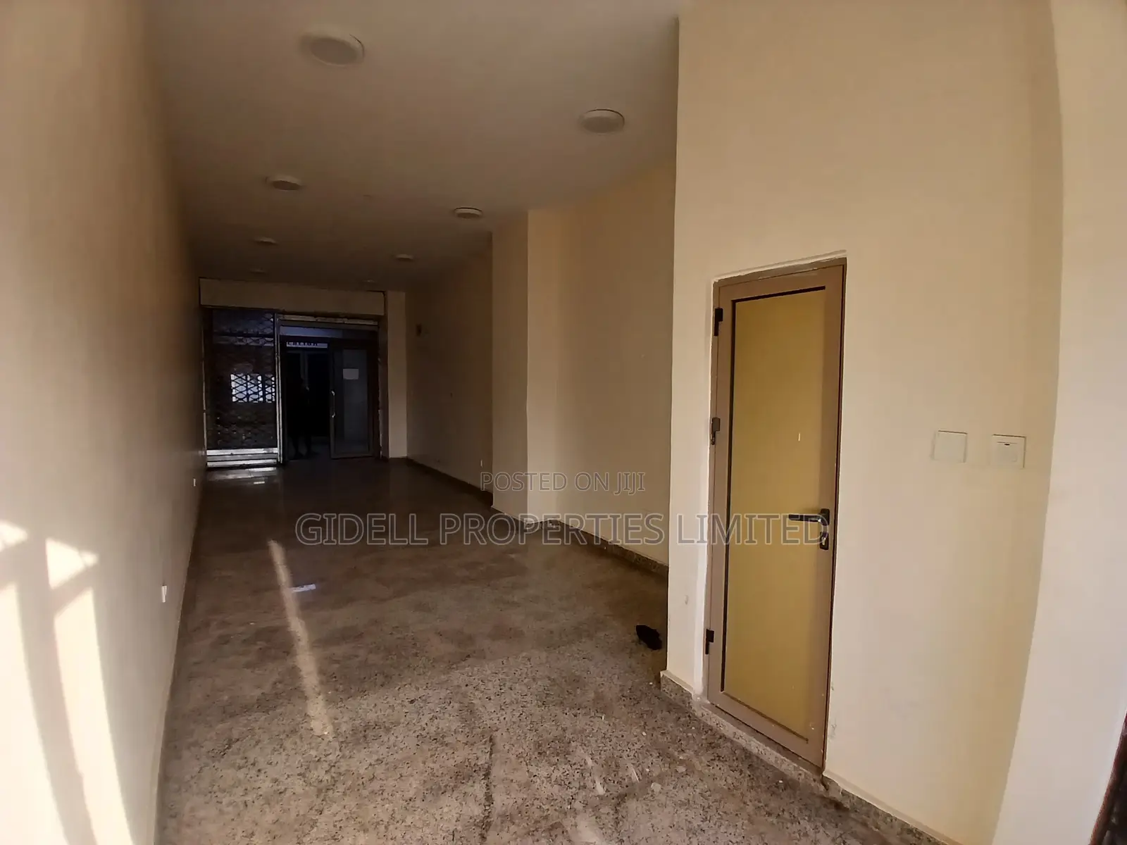 42sqm Shop / Office Space on the First Floor in a Strategic Plaza