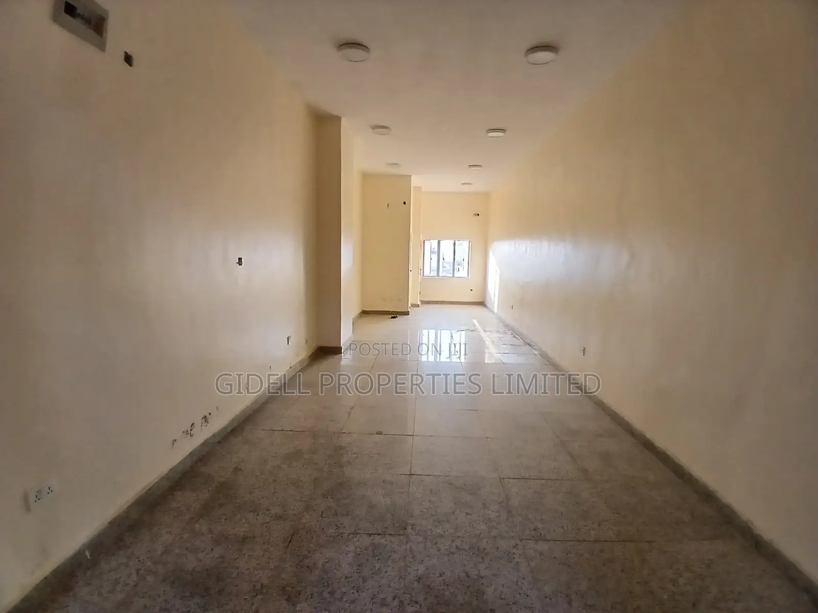 42sqm Shop / Office Space on the First Floor in a Strategic Plaza