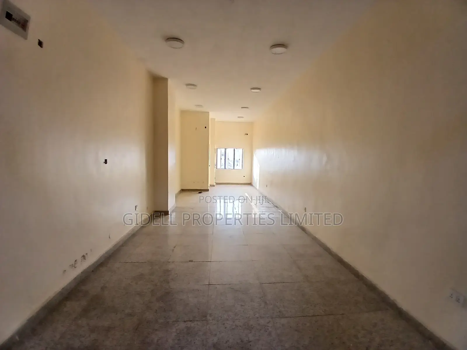42sqm Shop / Office Space on the First Floor in a Strategic Plaza