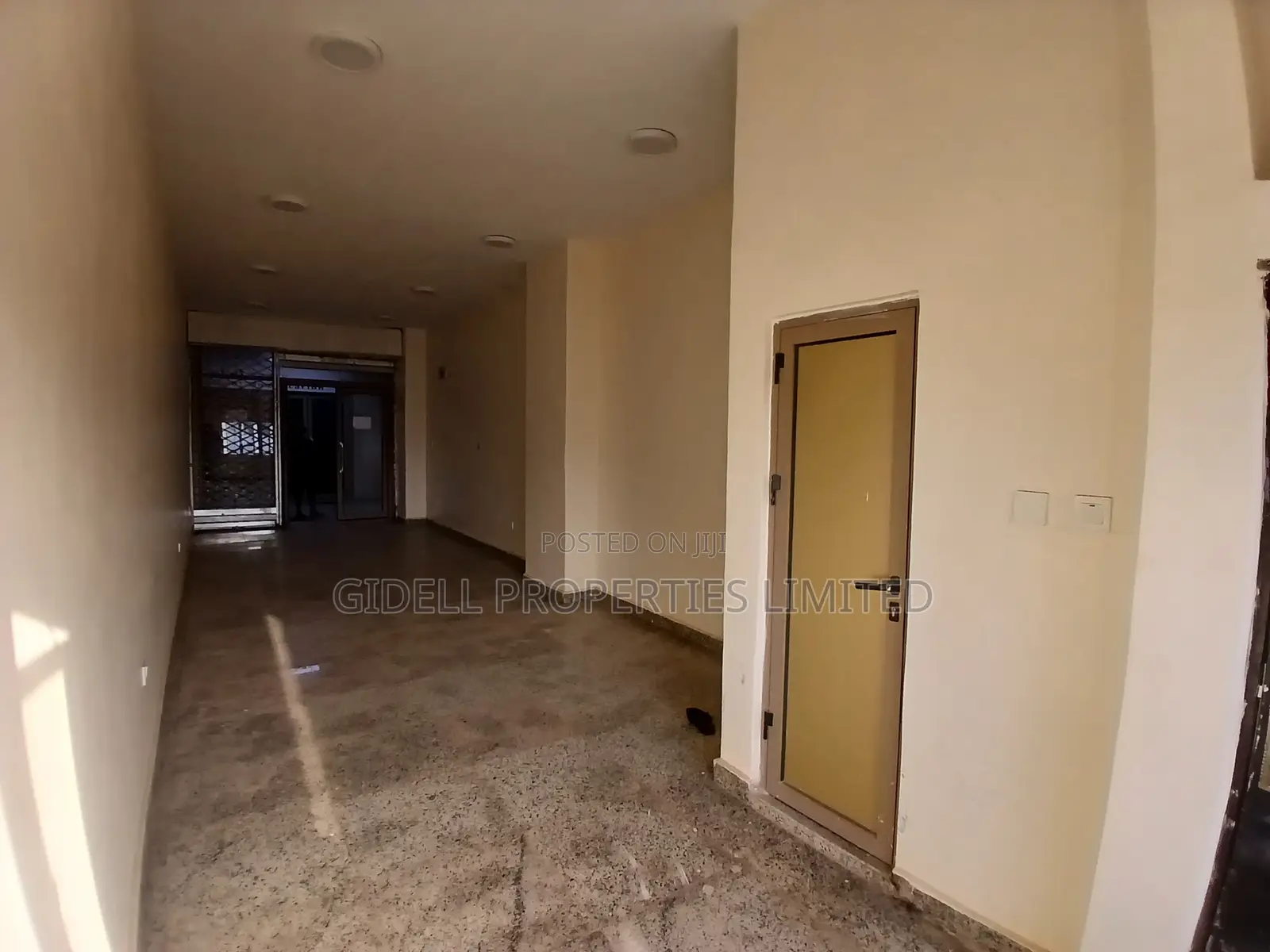 42sqm Shop / Office Space on the First Floor in a Strategic Plaza