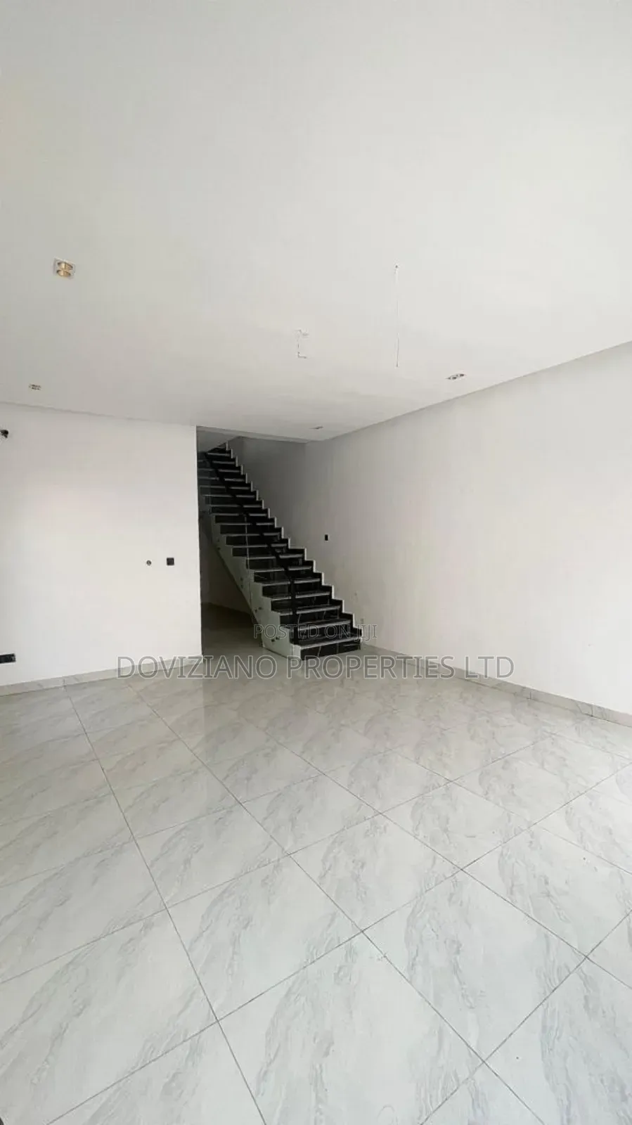 4bdrm Duplex in Chevron for sale