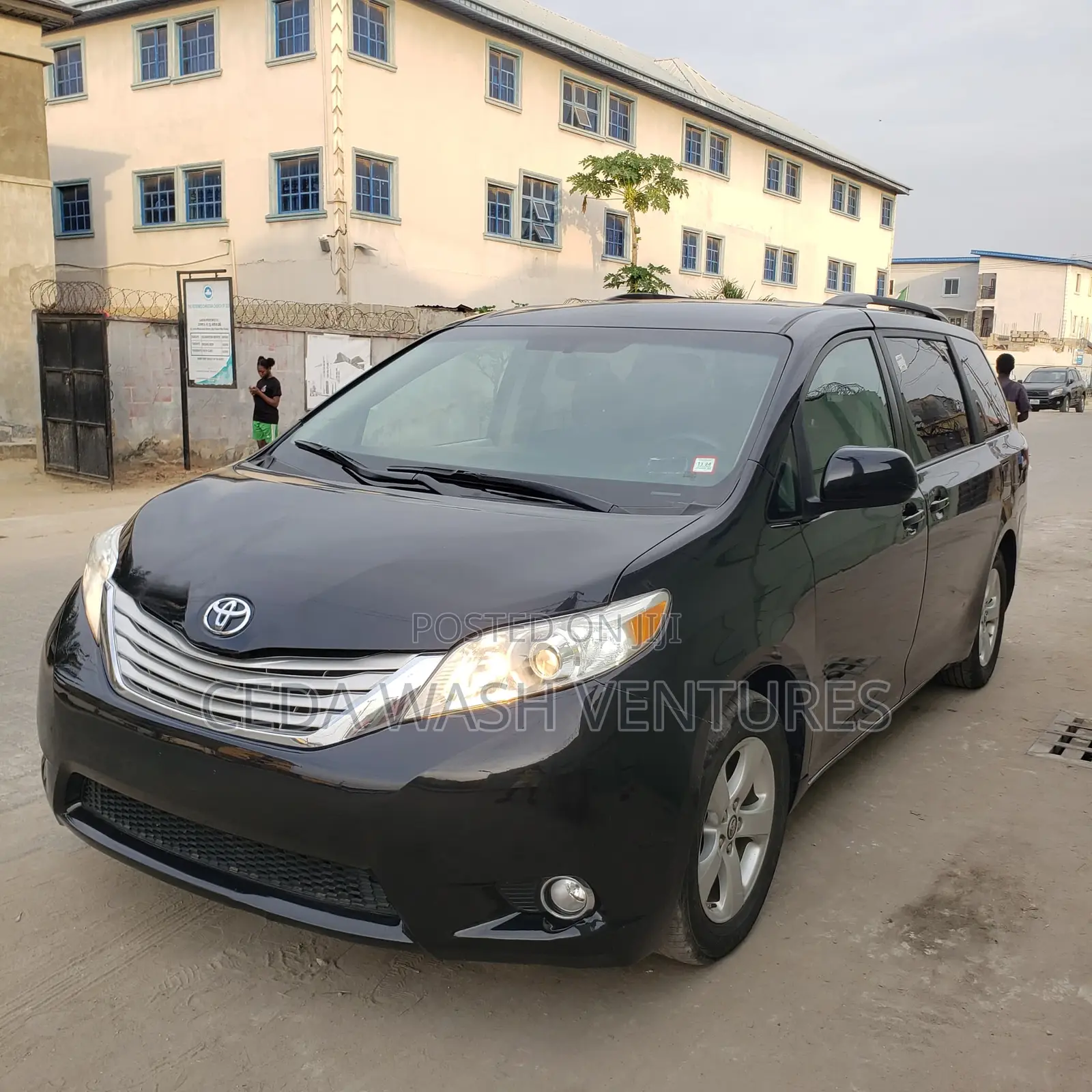 Toyota Sienna XLE 7-Passenger 4dr Minivan AWD (3.5L 6cyl 6A) 2015 Black