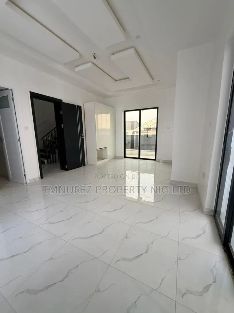 6bdrm Duplex in Opic Isheri for sale