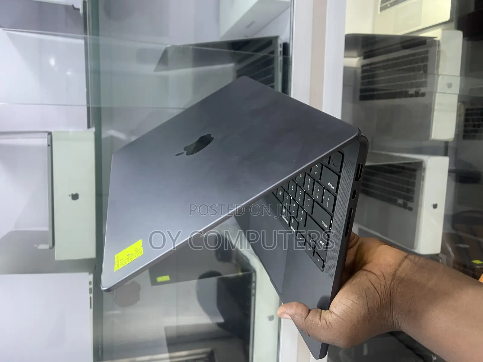 Laptop Apple MacBook Pro 2023 M3 14-inch 18GB Apple M3 SSD 512GB