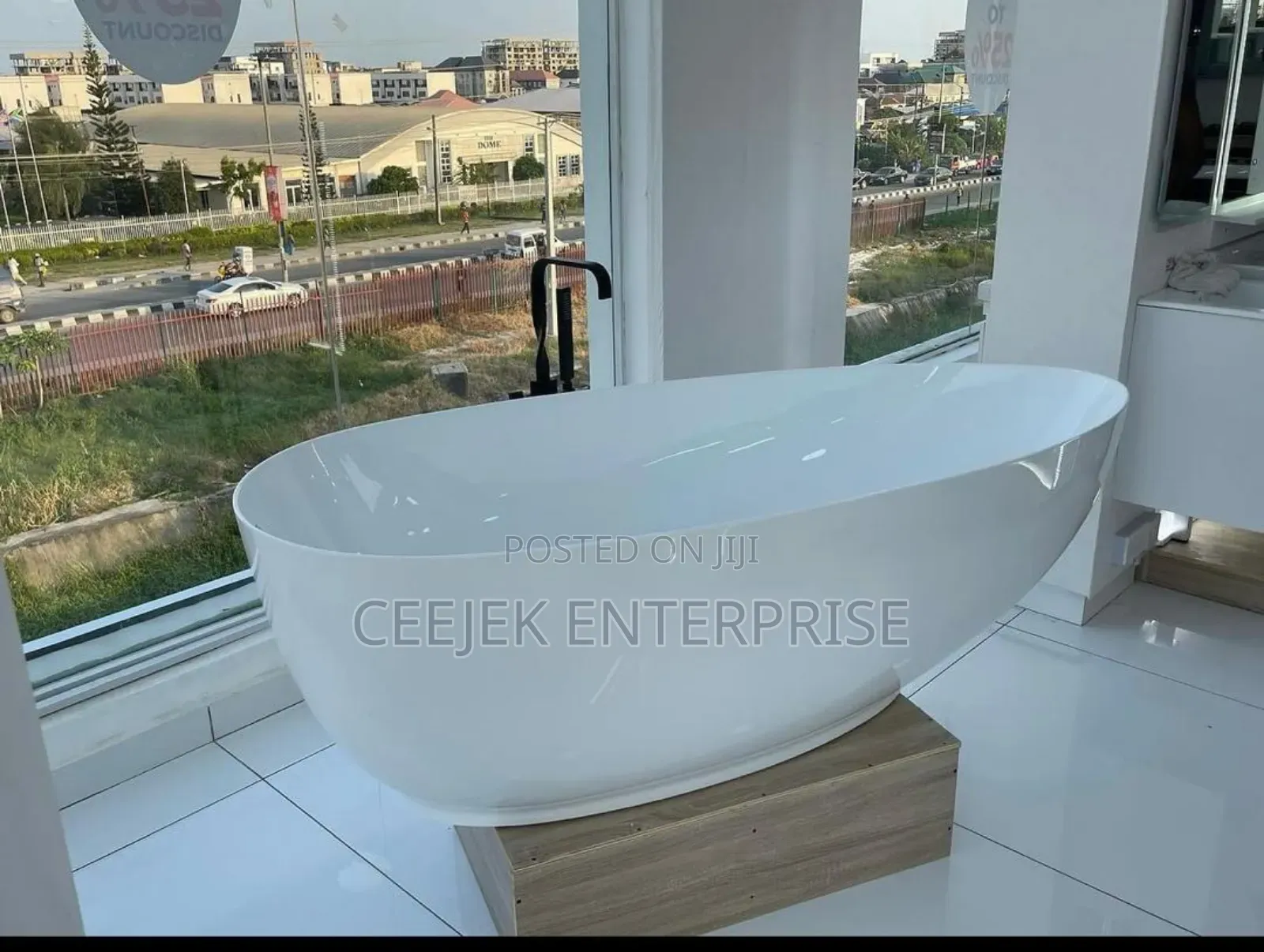 Oval White Executive Bathtub
