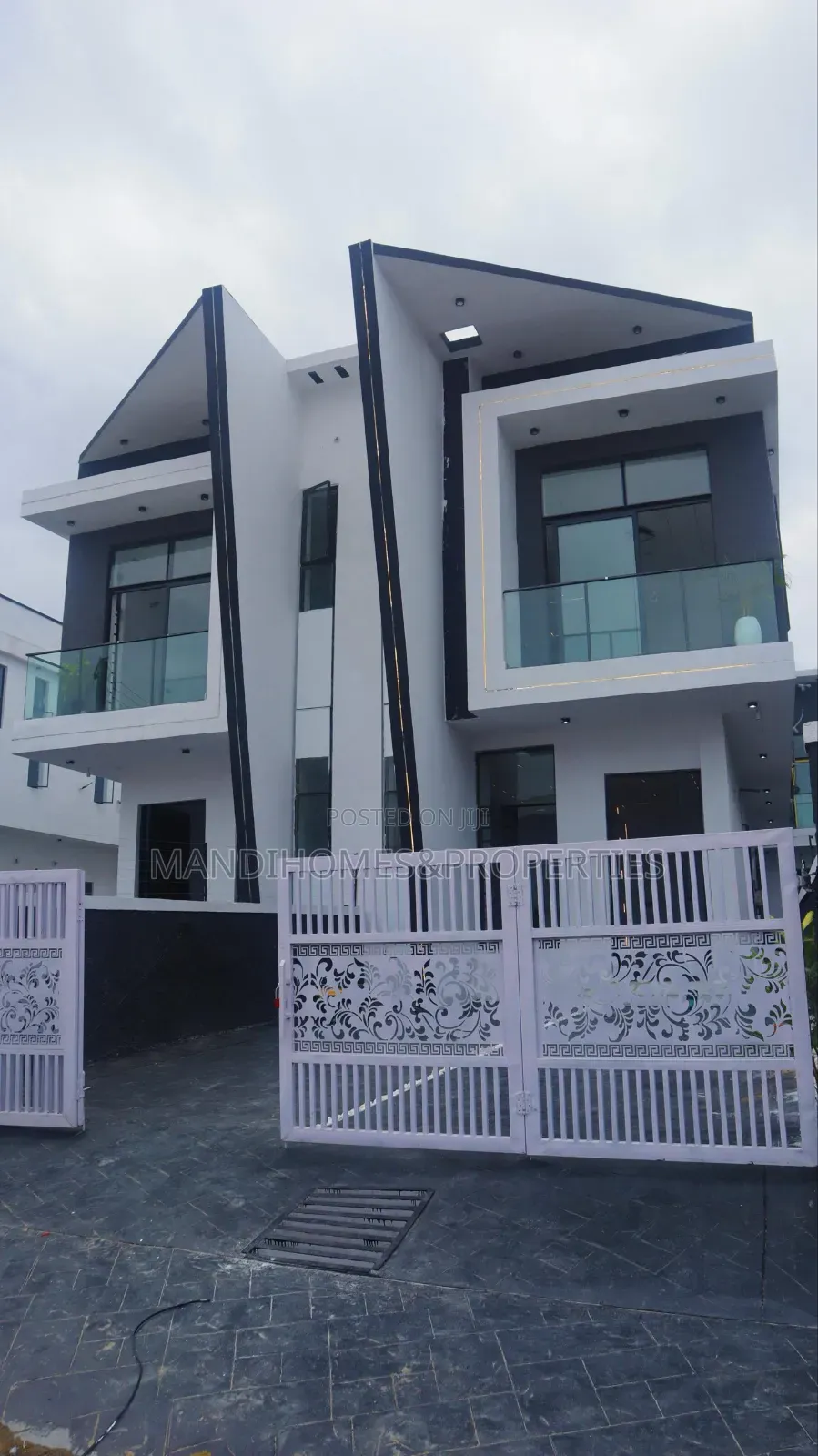 4bdrm Duplex in Ikota for sale
