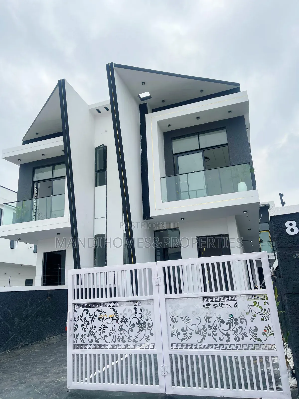 4bdrm Duplex in Ikota for sale