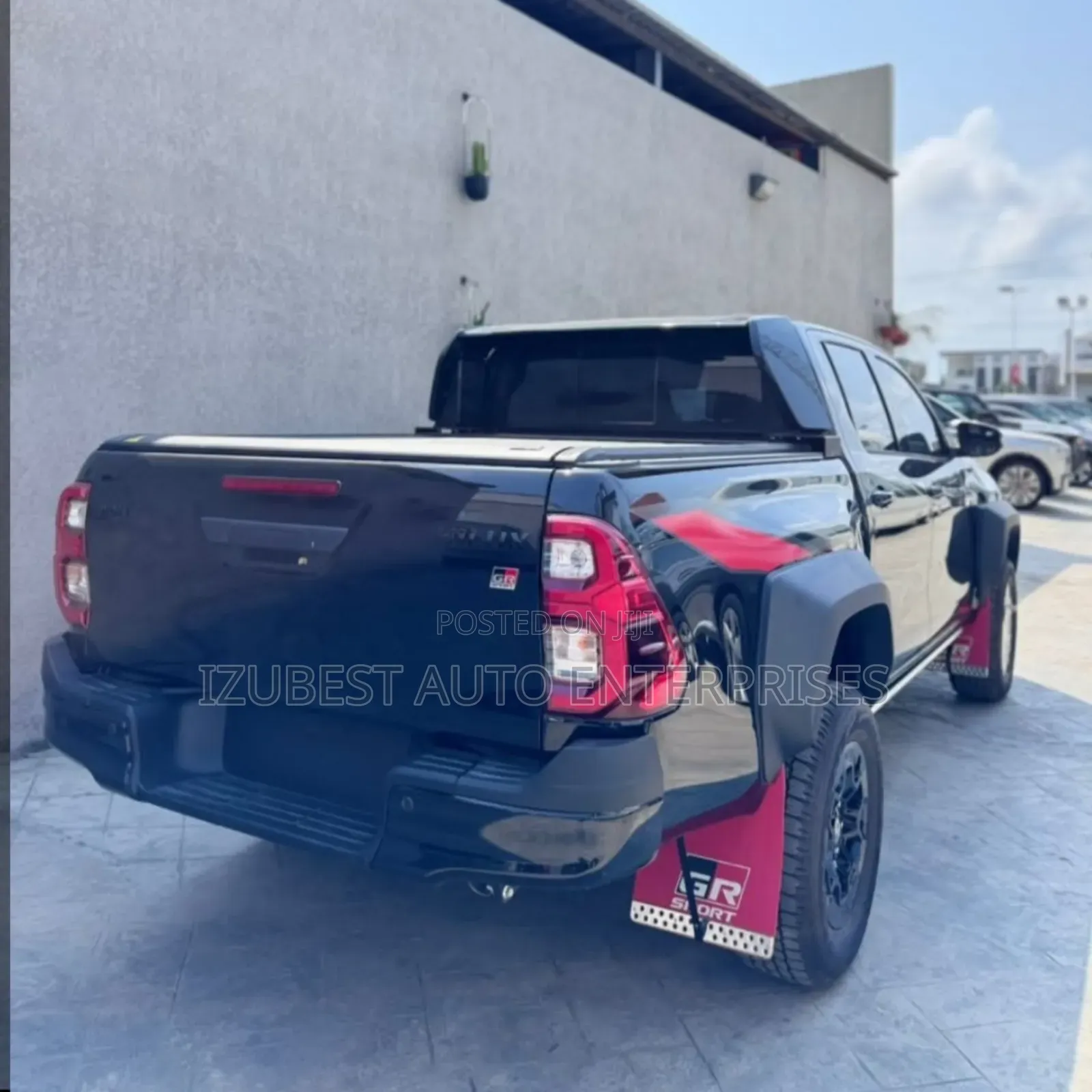 Automatic Roller Boot Cover and TRD Spoiler Hilux 2025