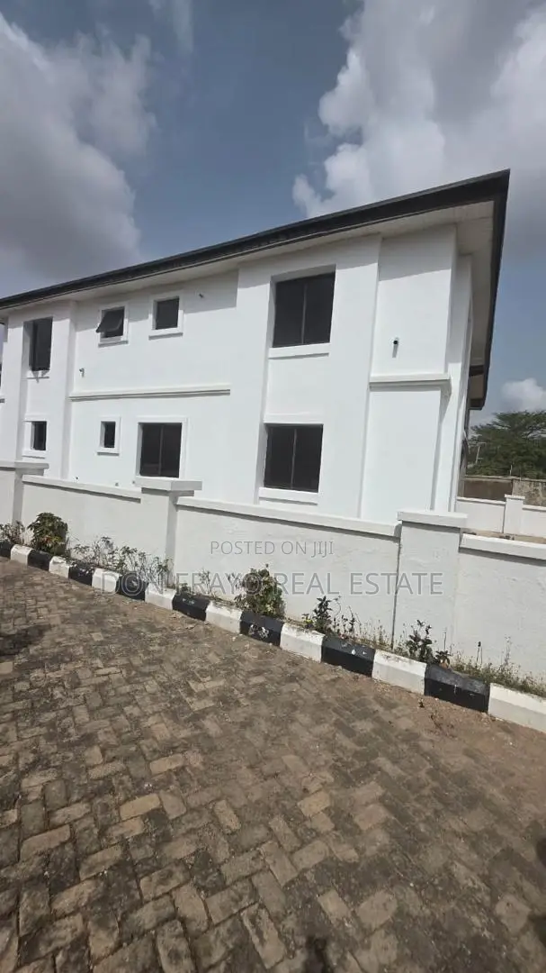 4bdrm Duplex in Iyaganku Gra, Iyanganku for sale