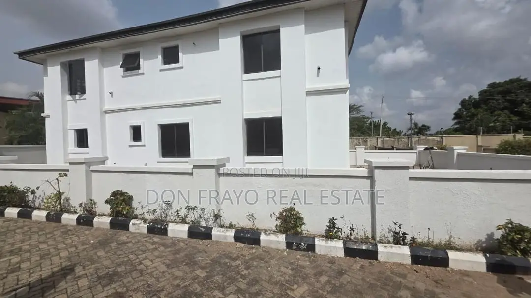 4bdrm Duplex in Iyaganku Gra, Iyanganku for sale