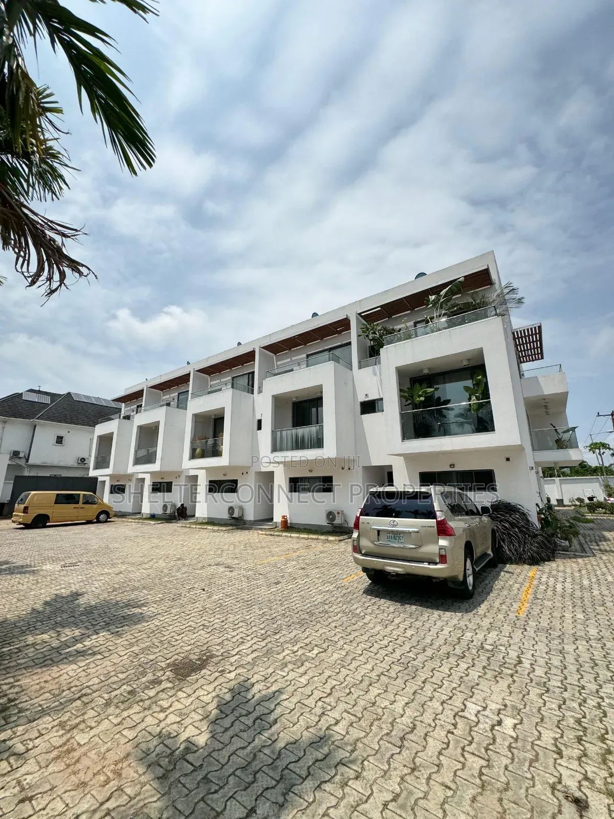 4bdrm Duplex in Chevron for sale