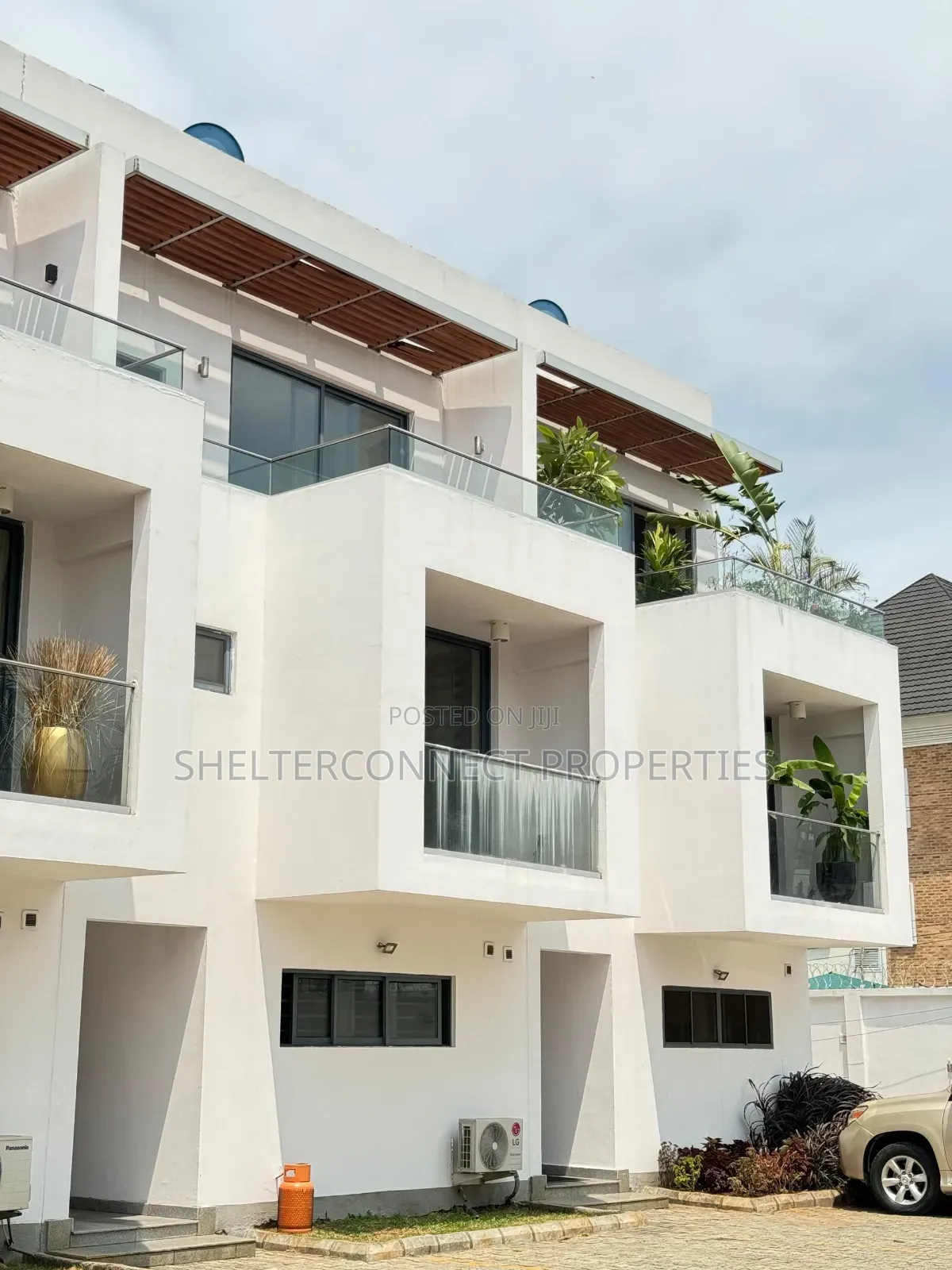 4bdrm Duplex in Chevron for sale