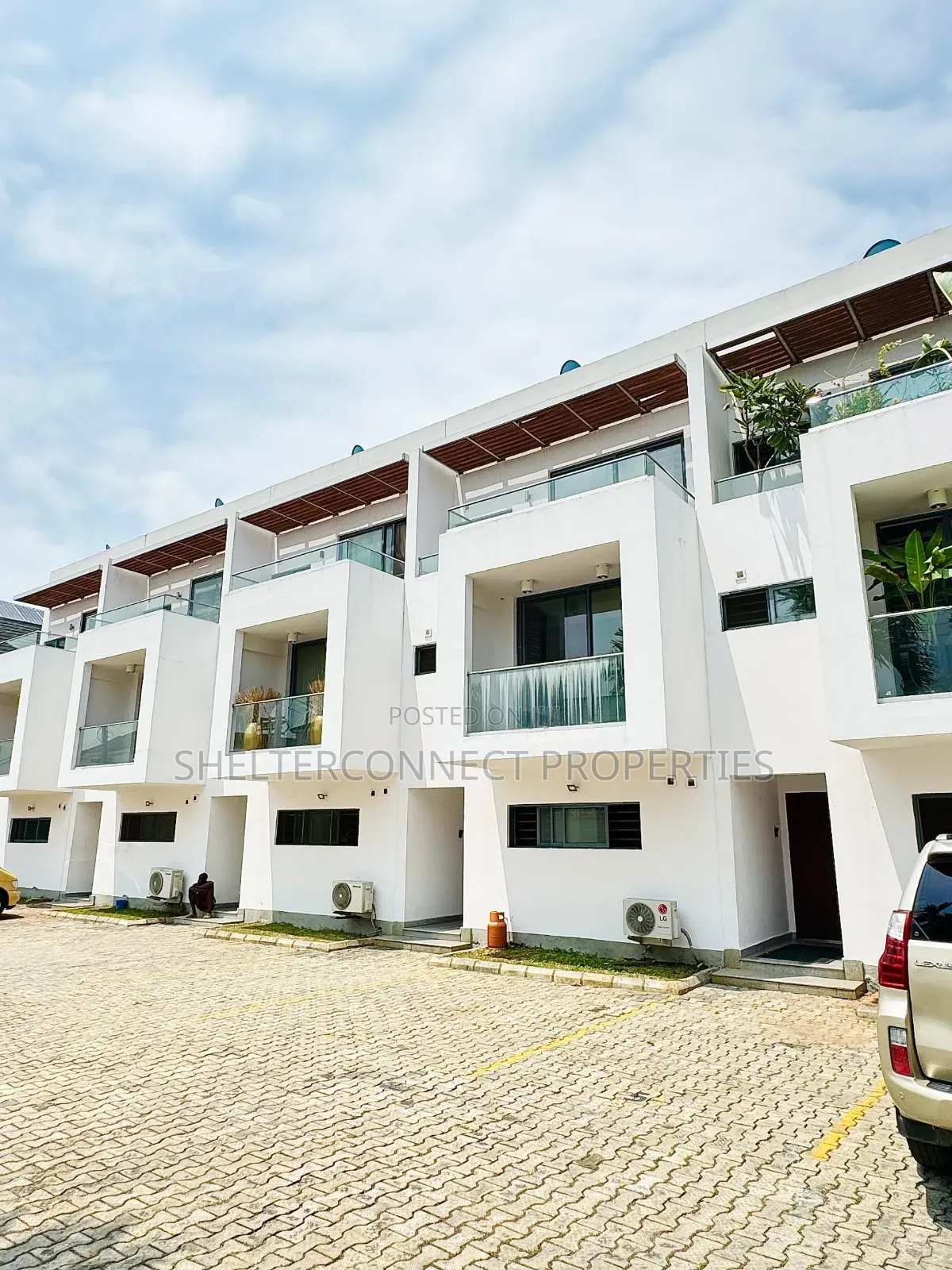 4bdrm Duplex in Chevron for sale