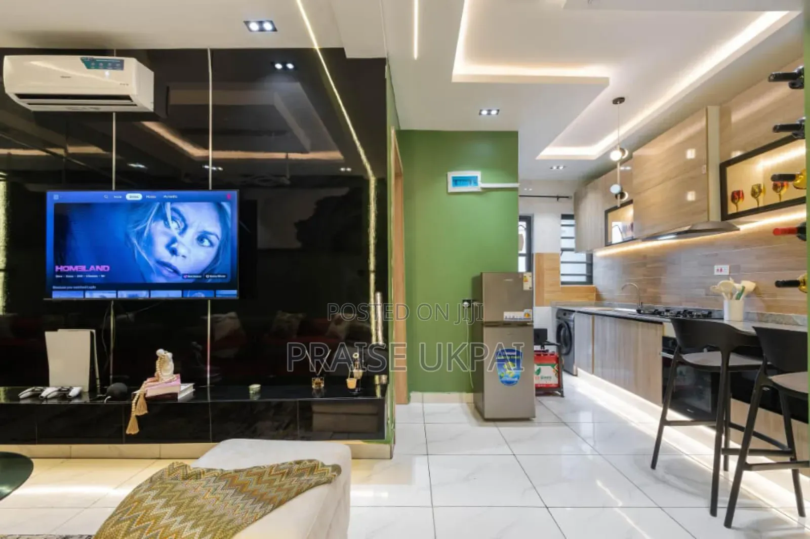 One Bedroom Apartment With Ps 5 and Ceiling Mirror