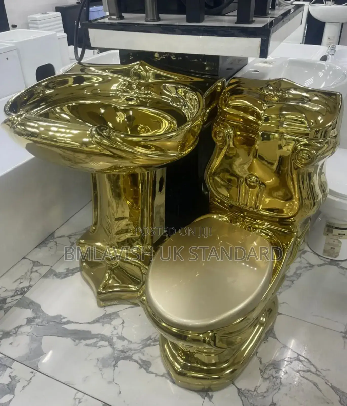 Luxury Queen Gold Water Closet Set With Standing Wash Hand Basin
