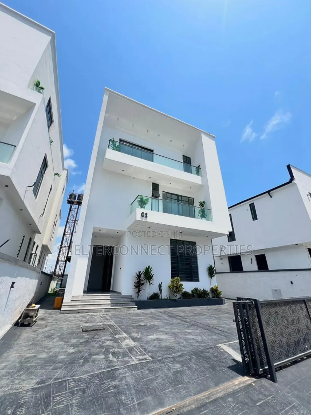 6bdrm Duplex in Chevron for sale