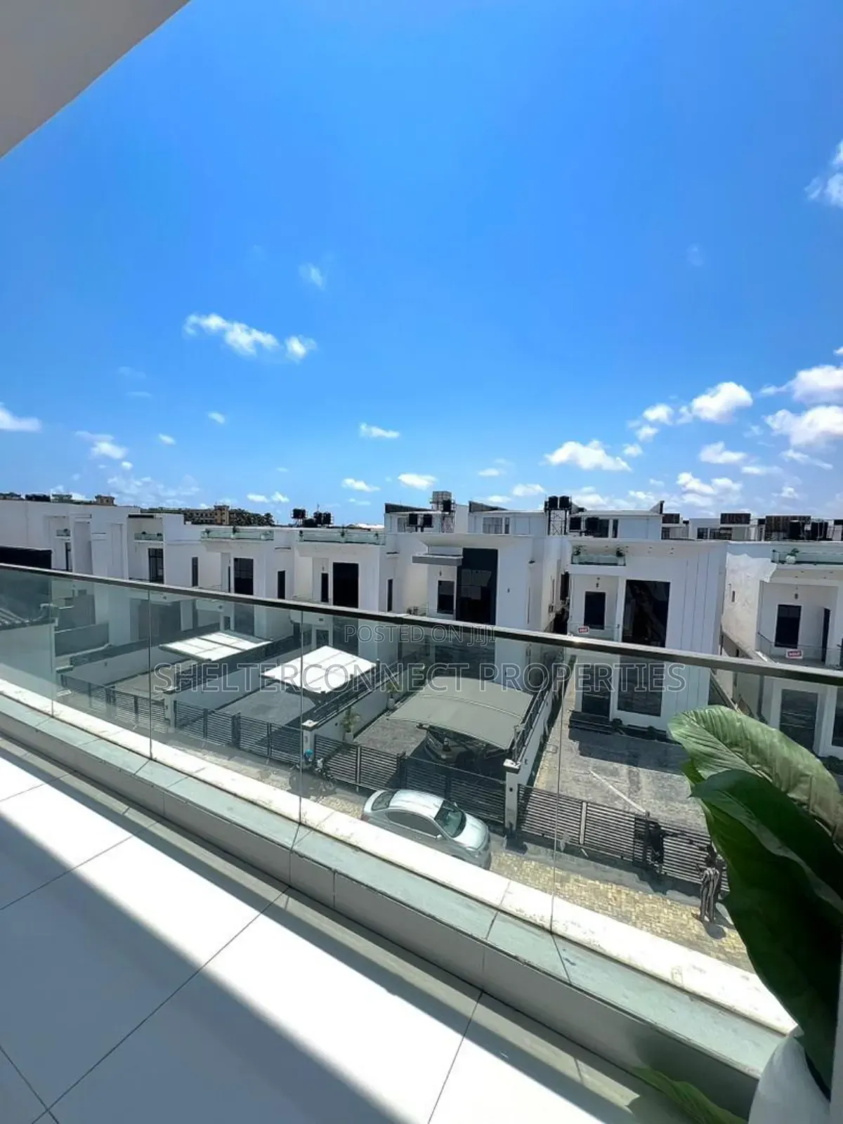 6bdrm Duplex in Chevron for sale