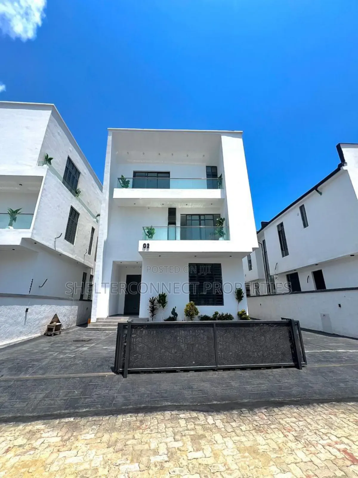 6bdrm Duplex in Chevron for sale