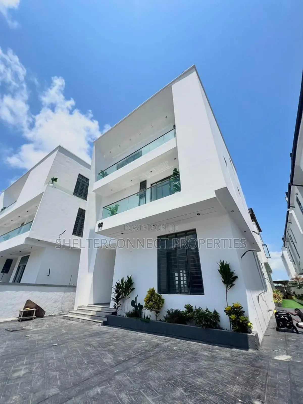 6bdrm Duplex in Chevron for sale