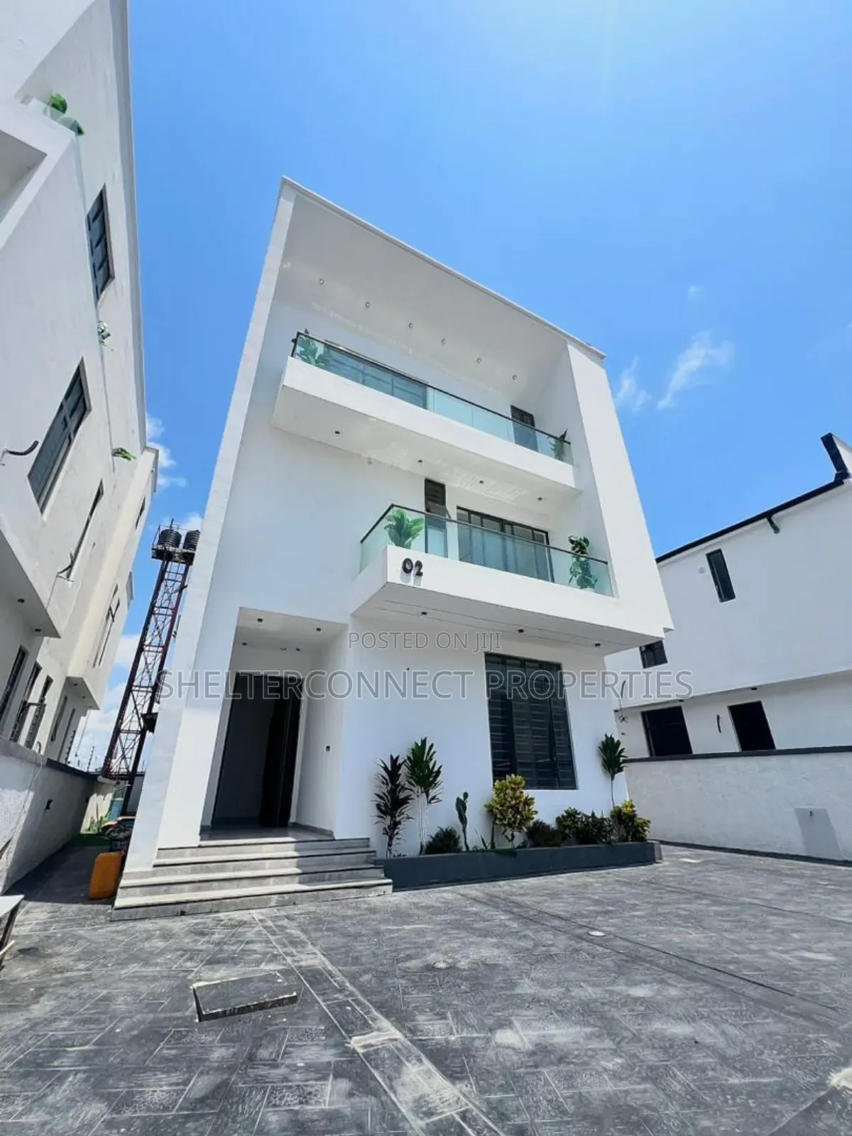 6bdrm Duplex in Chevron for sale