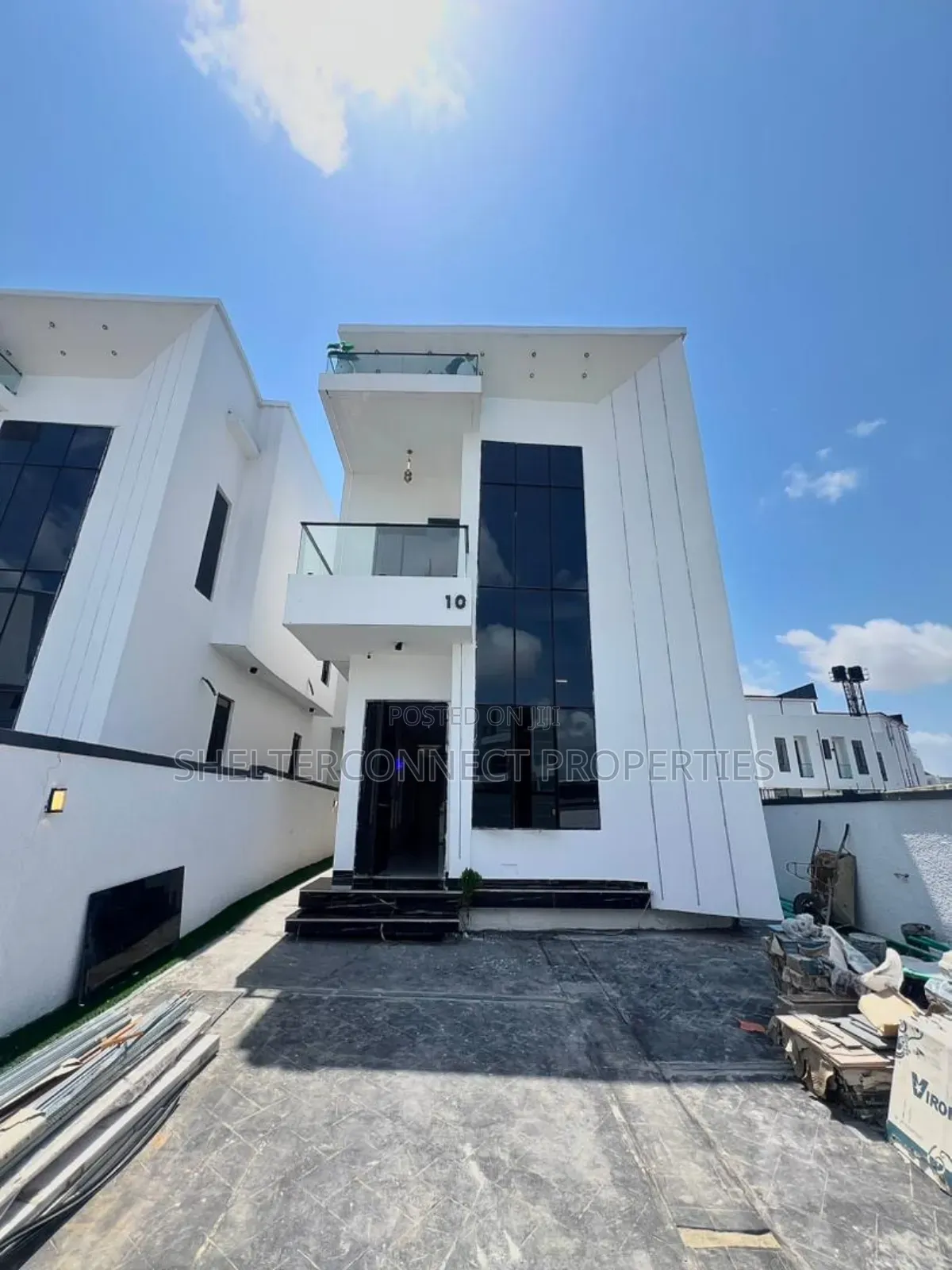 5bdrm Duplex in Chevron for sale