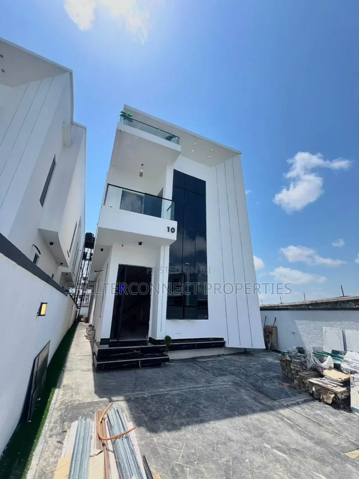 5bdrm Duplex in Chevron for sale