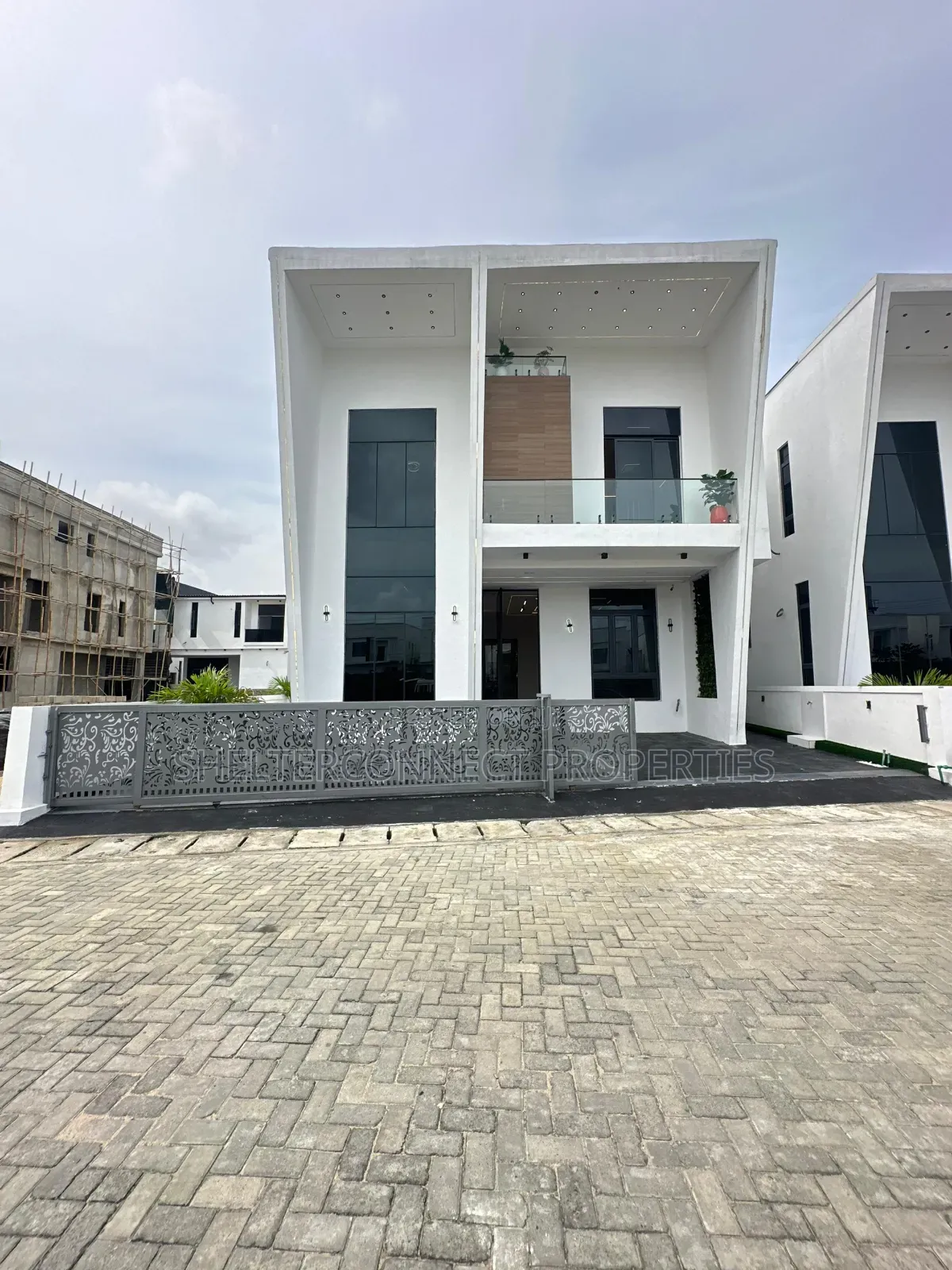 5bdrm Duplex in Off Lekki-Epe Expressway for sale