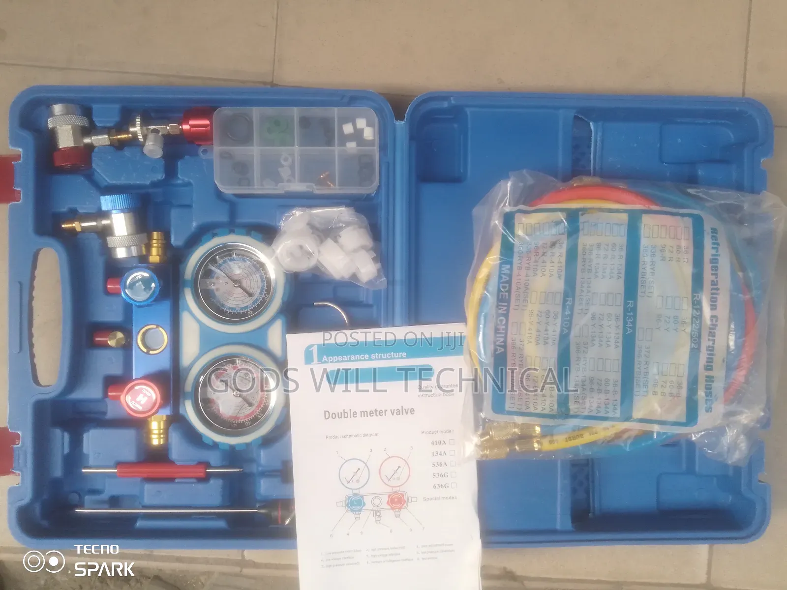 Manifold Gauge Set With Set of Refrigerator Charging Hose