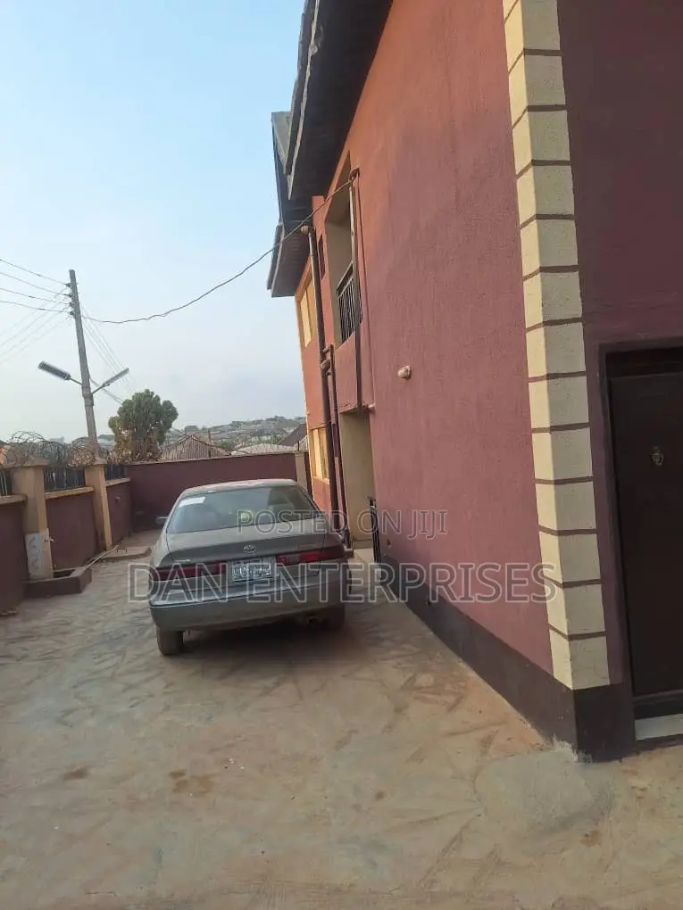 2bdrm Block of Flats in Sagamu Gra for sale