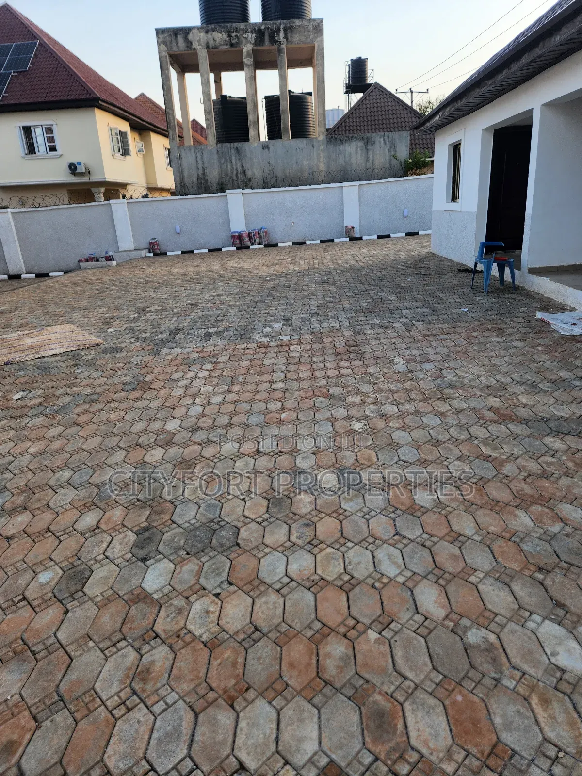 Furnished 6bdrm Duplex in Valencia, Dakwo District for sale