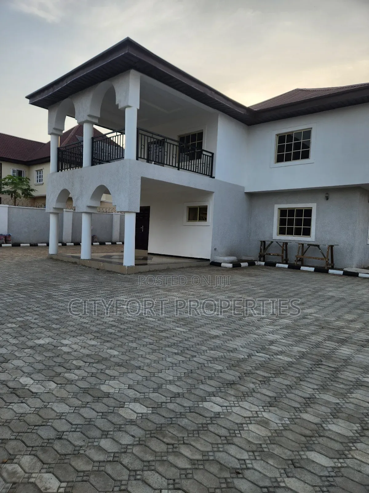Furnished 6bdrm Duplex in Valencia, Dakwo District for sale